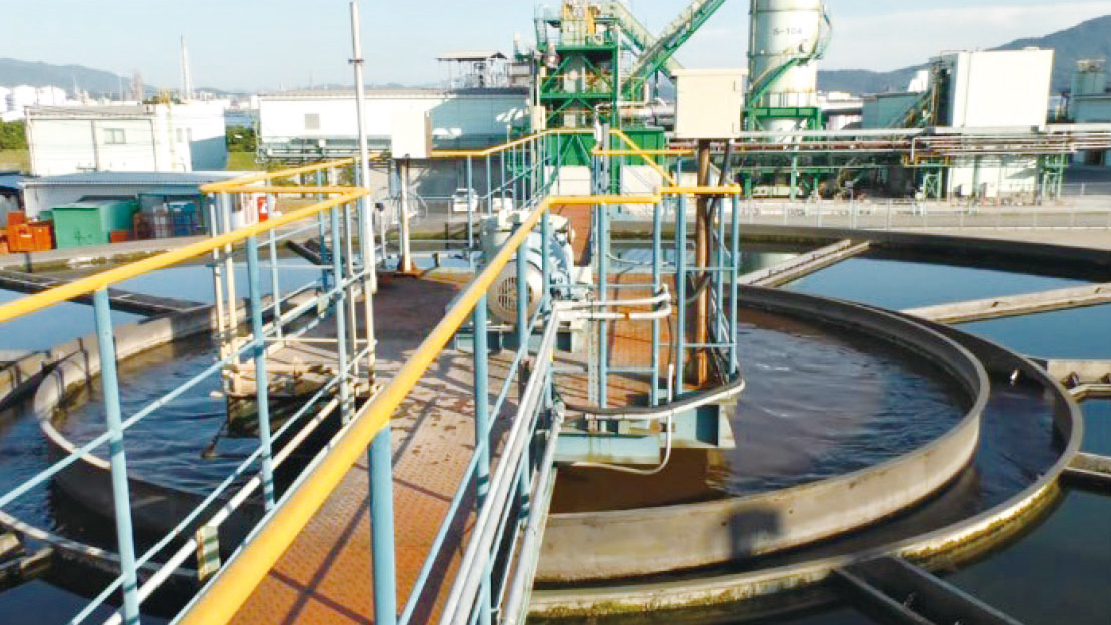 化学工業工場の設備写真